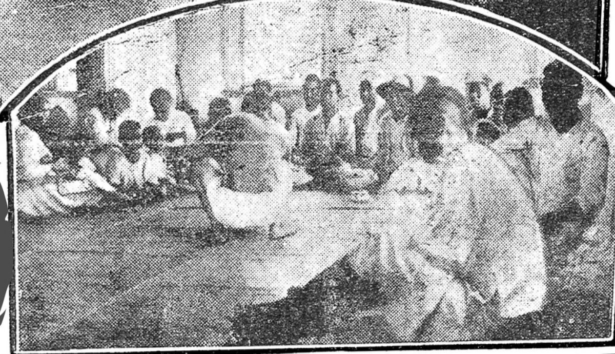 이촌동 주민들이  관청 임시 대피소에 모여있다. 1923년  7월 23일 사진의 아래 부분.