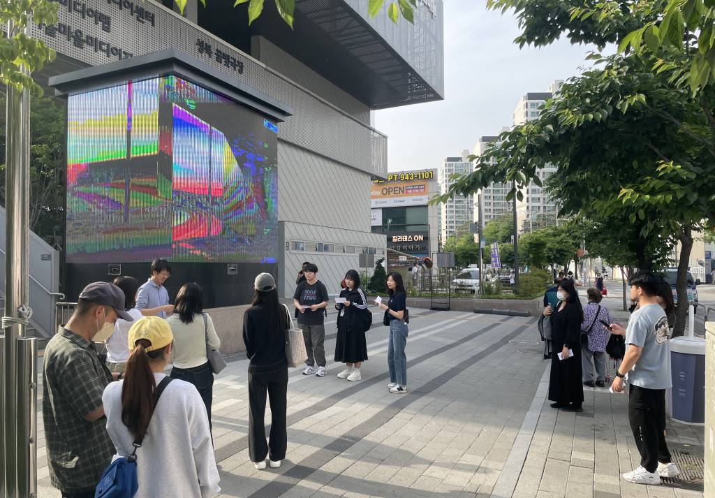 쉐어박스 밋업에서 미디어아트 전시 \'Scene of City - 도시풍경展\'을 열고 있는 모습 / 출처=쉐어박스