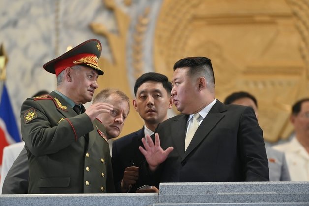 북한 노동당 기관지 노동신문은 “조국해방전쟁(한국전쟁) 승리 70돌(전승절)을 맞아 뜻깊게 경축하고 있다“며 27일 오후 평양 김일성광장에서 열병식이 개최됐다고 28일 보도했다. 세르게이 쇼이구 러시아 국방장관과 김정은 당 총비서가 대화하고 있다. 평양 노동신문