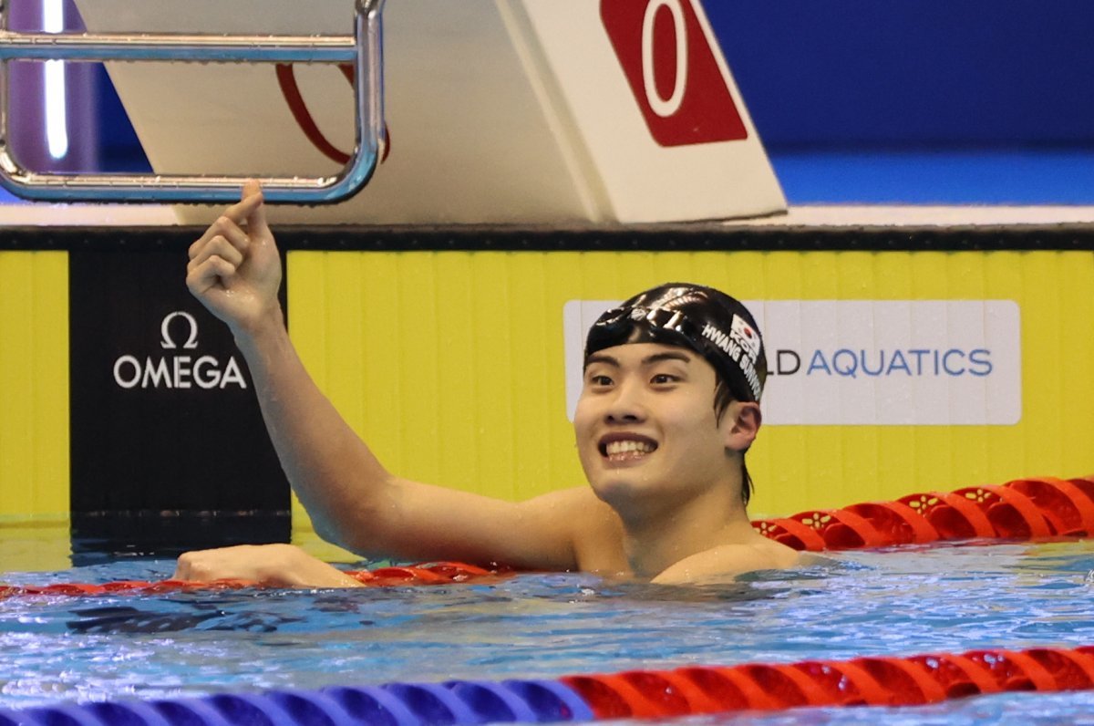 ‘대한민국 수영간판’ 황선우가 24일 오후 일본 후쿠오카 마린 메세에서 열린 2023 세계수영선수권대회 남자부 자유형 200m 준결승에서 기록을 확인한 뒤 손가락 하트를 만들어 보이고 있다.  사진= 뉴스1