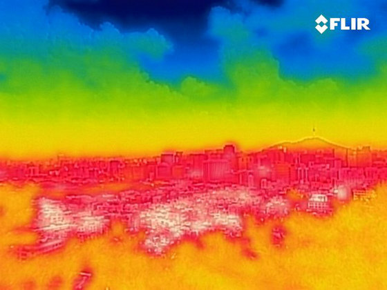 전국 대부분의 지역에 폭염경보가 발령된 28일 열화상카메라로 바라본 서울 도심의 모습. 온도가 높을수록 사진 속 붉은색으로 나타나며 상대적으로 온도가 낮은 곳은 푸른 색으로 나타난다. 기상청은 전국 최고 체감온도가 35도 안팎까지 올라갈 수 있다며 건강에 유의하고, 야외활동을 자제할 것을 당부했다. 2023.7.28/뉴스1
