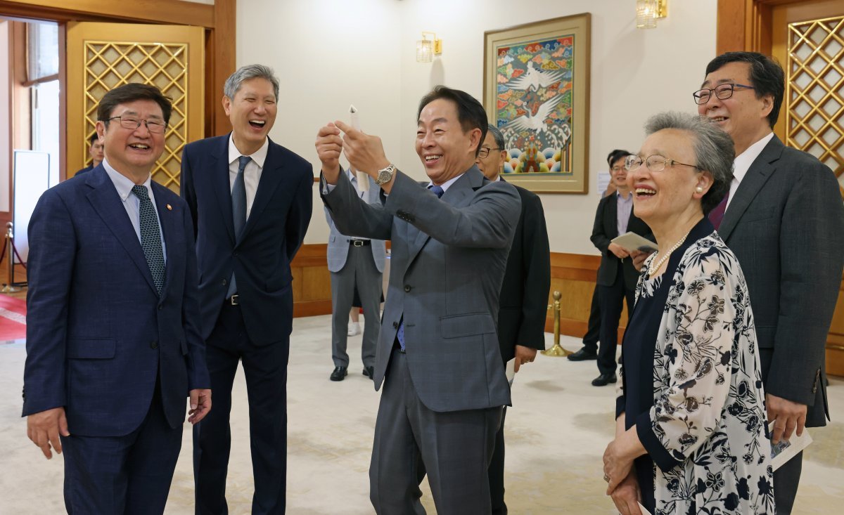 역대 대통령 가족 6인 청와대 특별전시 관람. 문화체육관광부 제공