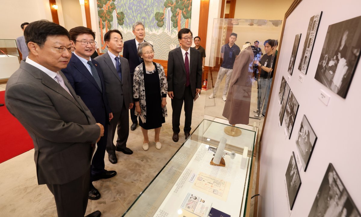 역대 대통령 가족 6인 청와대 특별전시 관람. 문화체육관광부 제공