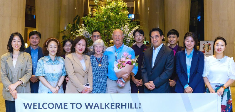 월턴 해리스 워커 장군의 손자 샘 워커 2세 부부(가운데)가 28일 서울 광진구 그랜드 워커힐 서울 호텔에서 이 호텔 임직원들과 기념 촬영을 하고 있다. 워커힐 제공