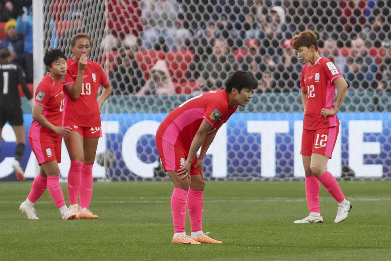 지소연(오른쪽에서 두 번째)을 비롯한 한국 여자 축구 국가대표팀 선수들이 30일 호주 애들레이드에서 열린 2023 
국제축구연맹(FIFA) 호주-뉴질랜드 월드컵 조별리그 H조 2차전에서 모로코에 0-1로 패한 뒤 허탈한 모습을 보이고 있다. 
애들레이드=AP 뉴시스