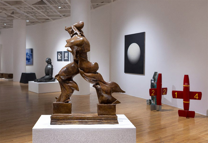 움베르토 보초니의 1913년 조각품 ‘공간에서 연속하는 단일한 형태’(가운데)를 비롯해 이탈리아 근현대 작품이 전시된 ‘위대한 이탈리아 비전: 파르네시나 컬렉션’ 전경. 주한 이탈리아문화원 제공