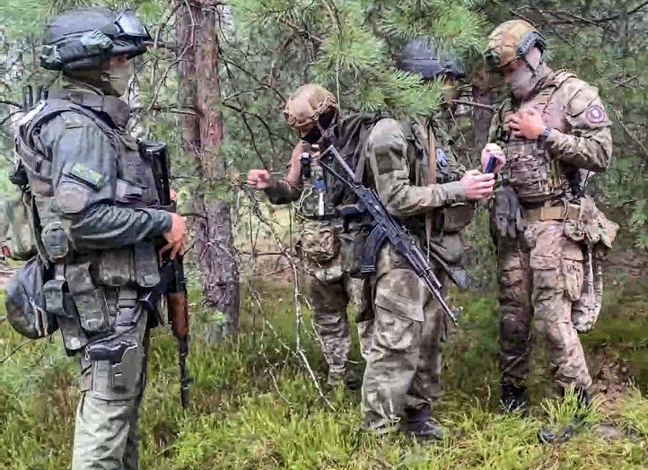 벨라루스軍-바그너용병 합동훈련 20일 폴란드 접경 벨라루스 남서부 브레스트주 군 훈련장에서 벨라루스군과 러시아 민간 용병 회사 바그너그룹 대원들이 합동 훈련을 하고 있다. 벨라루스 국방부 제공