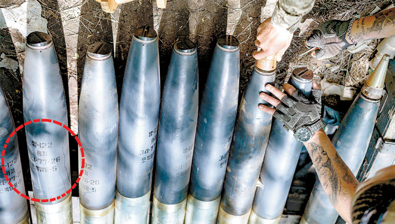 지난달 우크라이나 포병대가 우크라이나 남부 자포리자주에 위치한 도시 오리히우 인근에서 다연장 로켓포인 ‘그라트(Grad)’에 122mm 다연장 로켓탄을 싣고 있다. 점선 안에는 한글로 보이는 글자가 적혀 있다. 게티이미지코리아
