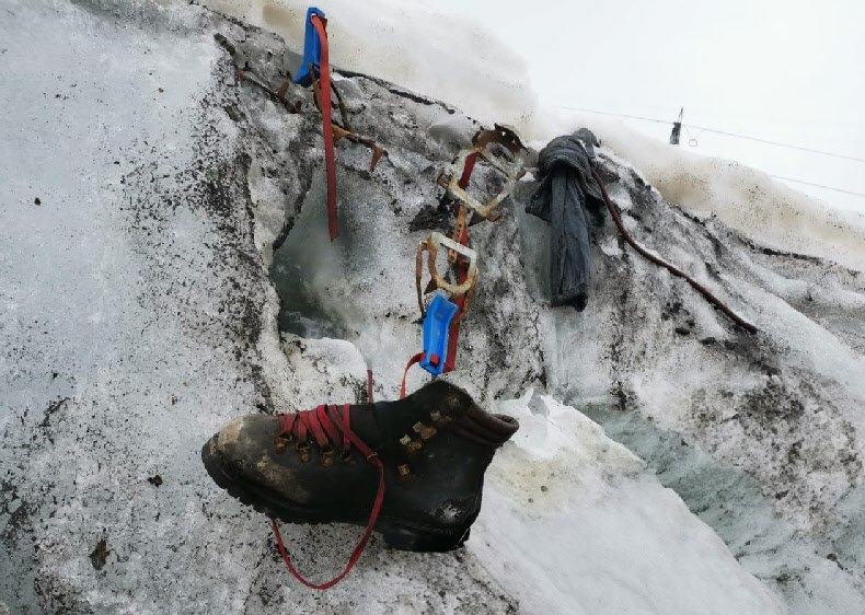 스위스 남부 알프스 마터호른 주변 테오둘 빙하가 녹으며 37년 전 실종된 독일 등산객 유해와 함께 발견된 그의 등산화와 아이젠. 스위스 발레주 경찰 제공