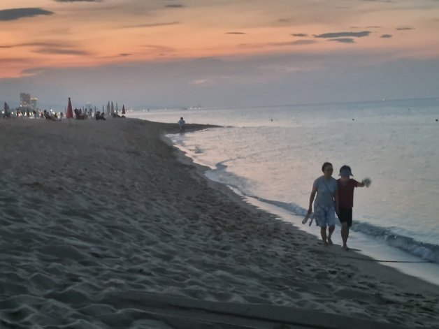 강원 강릉지역에 5일 연속 열대야 현상이 나타난 27일 강릉시 안목해변을 찾은 시민들이 해변을 걸으며 무더위를 식히고 있다. 2023.7.27/뉴스1