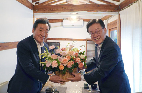 더불어민주당 이재명 대표와 이낙연 전 대표가 지난 28일 저녁에 열린 만찬회동에서 기념촬영을 하고 있다. (더불어민주당 제공) 2023.7.28/뉴스1