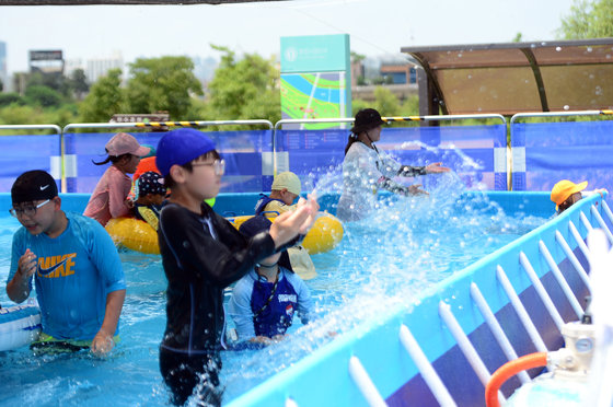 폭염특보가 닷새째 이어지고 있는 29일 오후 광주 북구 산동교 친수공원 물놀이장에서 아이들이 물놀이를 하며 더위를 식히고 있다. 2023.7.29/뉴스1