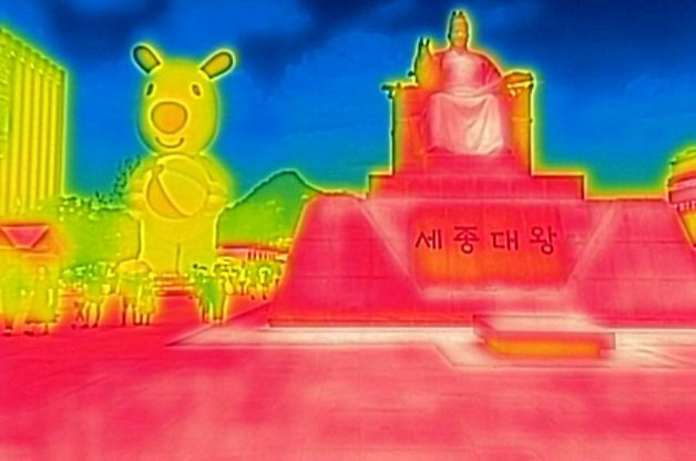 전국 대부분 지역의 낮 최고 기온이 35도에 이른 불볕 더위가 이어진 30일 열화상카메라로 본 서울 종로구 광화문광장 모습. 온도가 높을수록 붉은색으로 나타나며 상대적으로 온도가 낮은 곳은 푸른색으로 나타난다. 2023.7.30/뉴스1