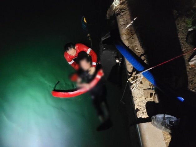 31일 오전 2시14분쯤 경북 경주시 감포항 남방파제 등대 앞 부두에서 50대 A씨가 바다에 빠졌다 신고를 받고 출동한 해경에 의해 구조됐다.(포항해양경찰서제공)2023.7.31/뉴스1