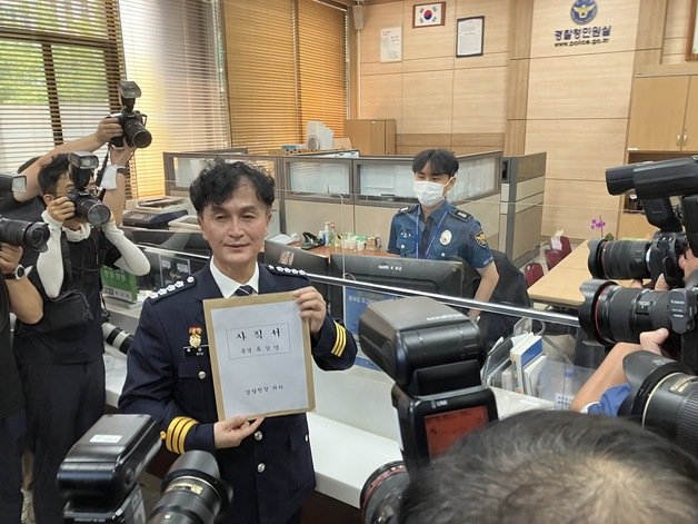 류삼영 총경이 31일 서울 서대문구 경찰청 민원실에 사직서를 제출하고 있다.ⓒ 뉴스1