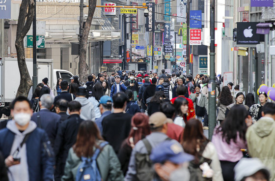 사진은 이날 서울 중구 명동거리에 외국인 관광객들의 모습. 2023.3.29/뉴스1