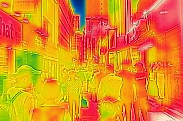 장마가 끝나고 폭염이 이어지고 있는 31일 열화상카메라로 본 서울 중구 명동거리가 노란색과 붉은색으로 온도가 높음을 나타내고 있다. 2023.7.31. 뉴스1