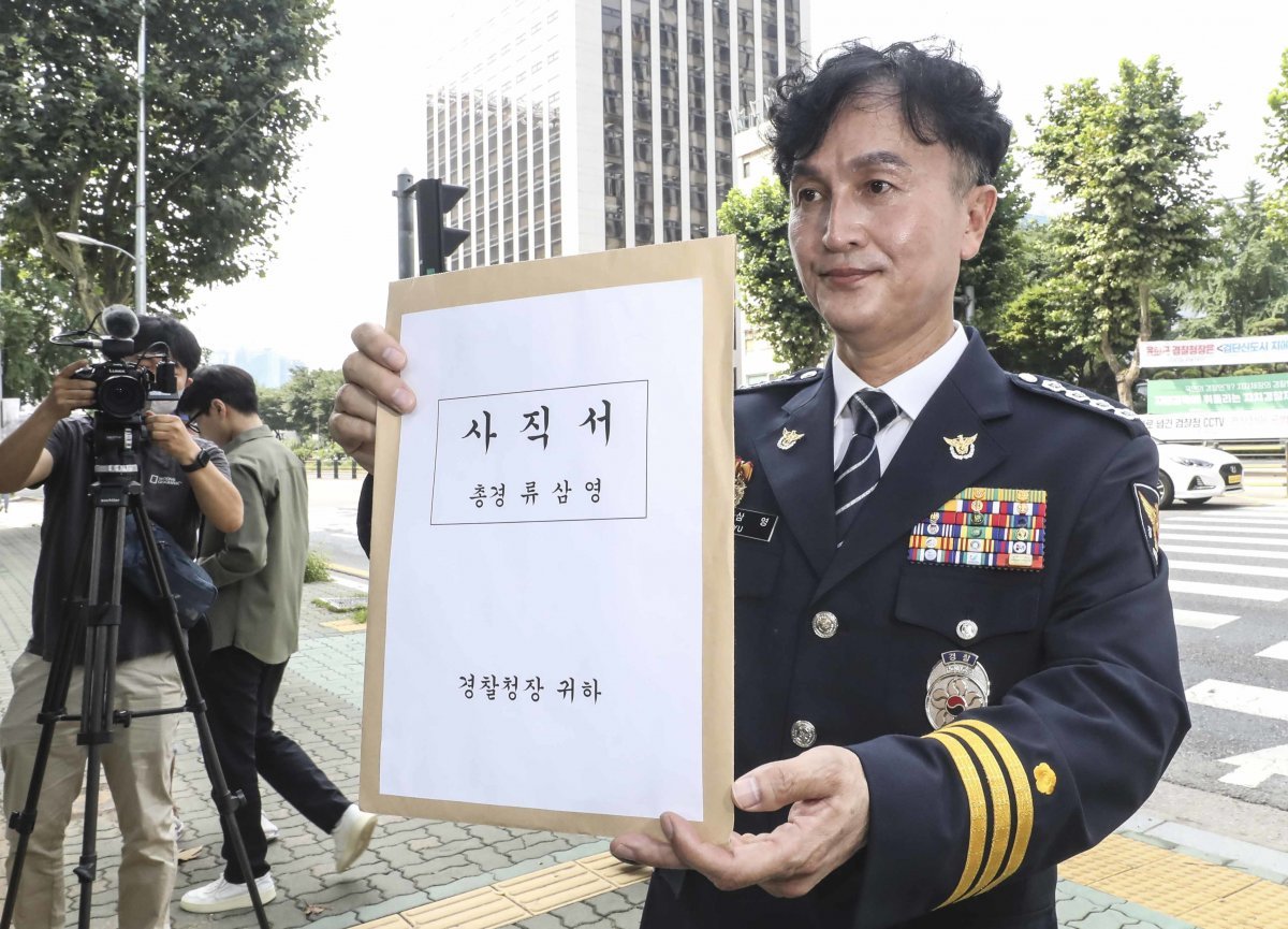 류삼영 총경이 31일 오전 서울 서대문구 경찰청 앞에서 사직서를 들어 보이고 있다. 2023.07.31. 뉴시스