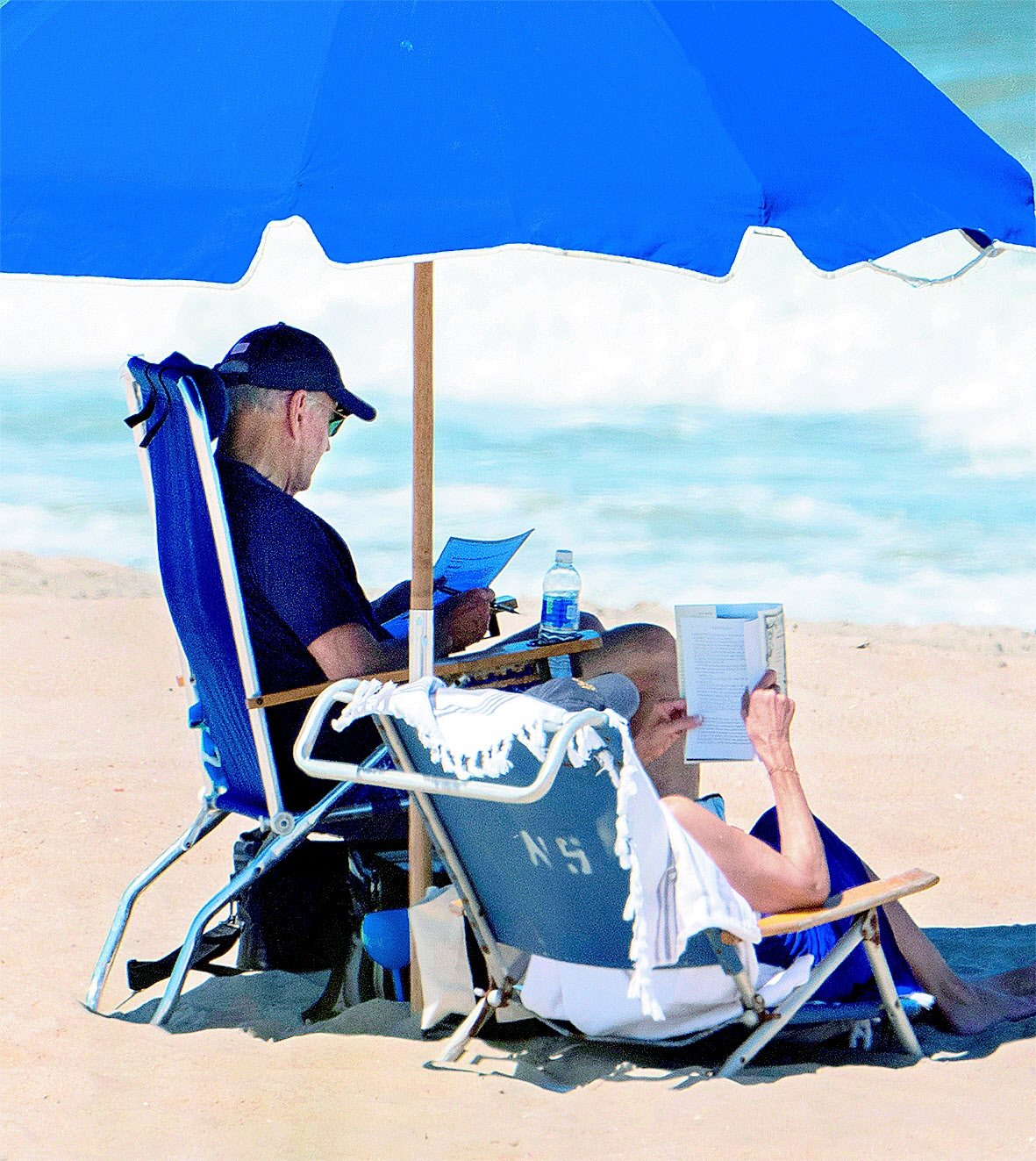 지난달 30일 조 바이든 미국 대통령과 부인 질 여사가 미 델라웨어주 레호보스 해변에서 책을 읽으며 주말을 보내고 있다. 레호보스=AP 뉴시스
