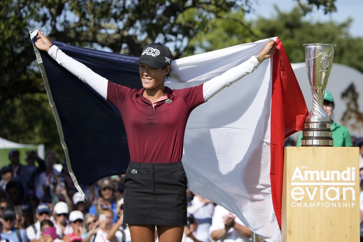 프랑스 선수로는 미국여자프로골프(LPGA)투어 메이저대회 아문디 에비앙 챔피언십에서 처음 우승한 셀린 부티에가 프랑스 국기를 펼쳐
 들고 챔피언 세리머니를 하고 있다. 부티에가 31일 정상에 오른 이 대회는 프랑스에서 열리는 유일한 LPGA투어 대회다. 
에비앙레뱅=AP 뉴시스