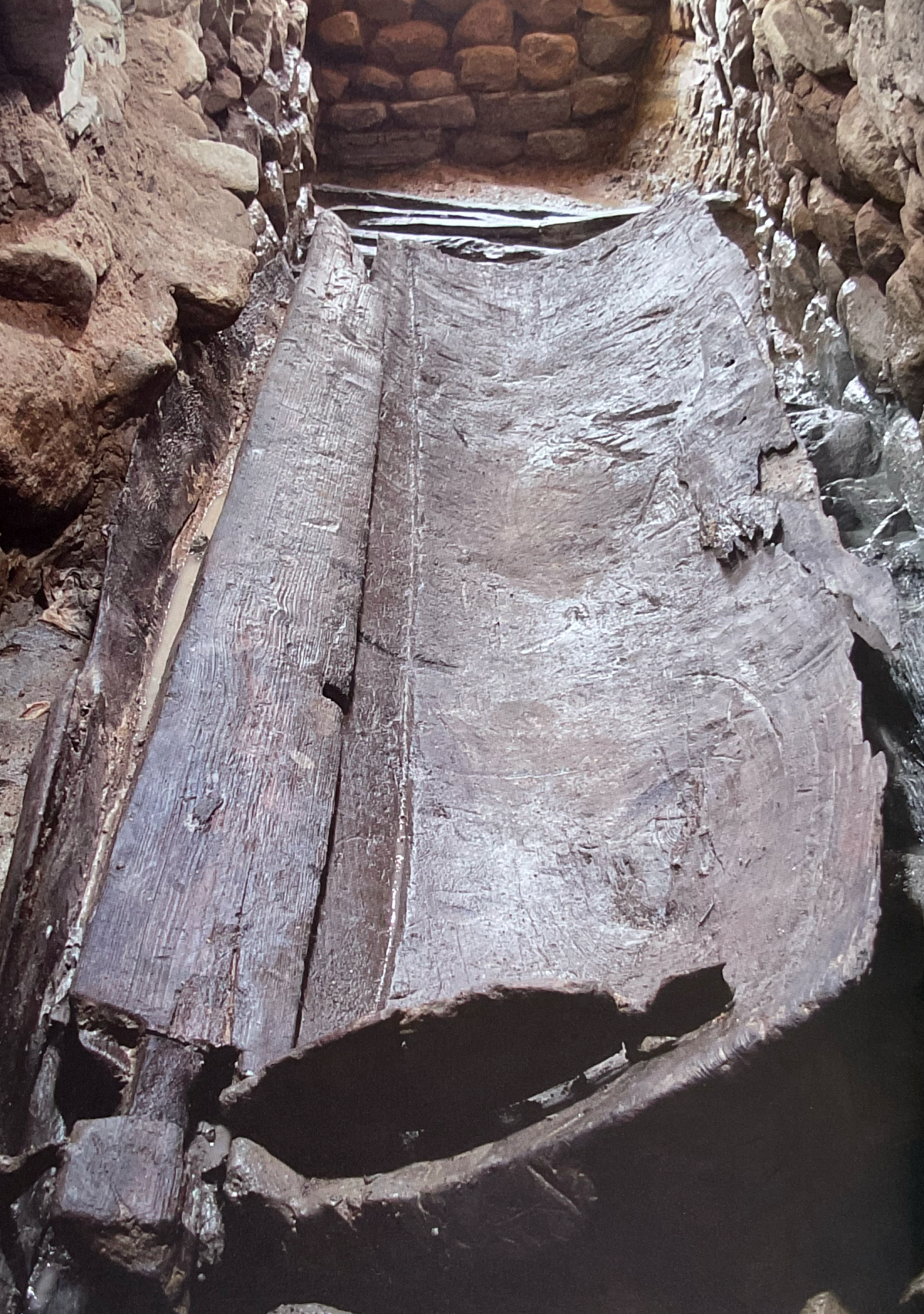 창녕 송현동 7호분 석실 바닥에서 출토된 길이 3.3m의 목관. 일본산 녹나무로 제작돼 일본과의 교류 관계를 보여주는 자료로 해석되고 있다. 국립가야문화재연구소 제공