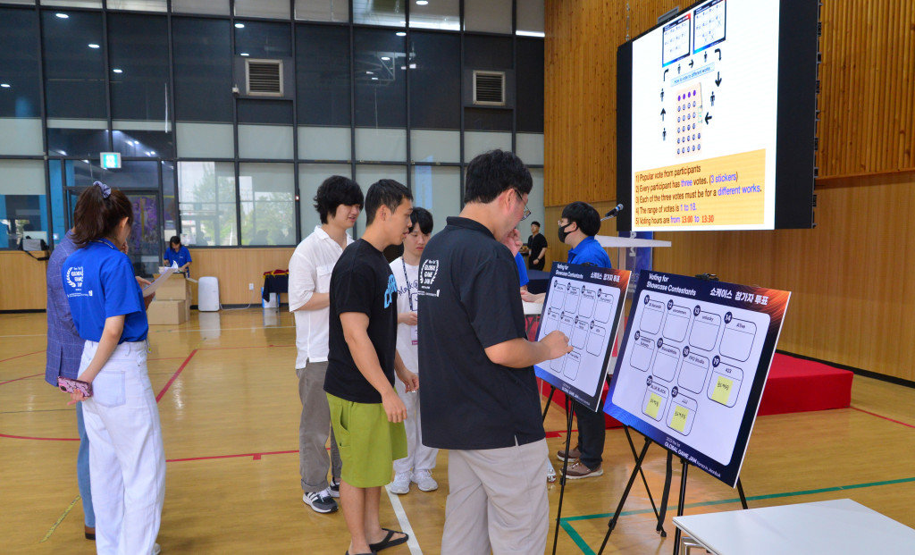 최종 심사 이후, 참가자들이 참여한 인기 투표 / 출처=IT동아