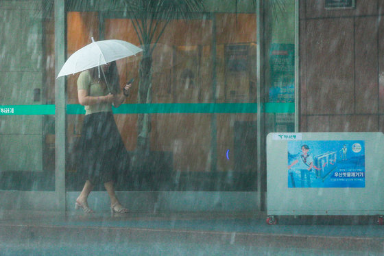 국지성 소나기가 강하게 내리는 31일 서울 중구 명동거리에서 한 시민이 우산을 쓴채 걸어가고 있다. 2023.7.31/뉴스1