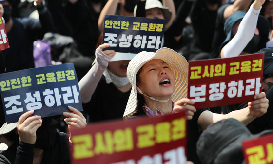 29일 서울 종로구 정부서울청사 인근 도로에서 열린 서이초 교사 추모식 및 교사생존권을 위한 집회에서 참가자들이 교사 처우 개선 등을 촉구하고 있다. 2023.7.29 뉴스1