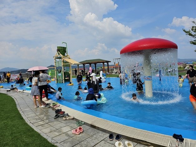 전남 함평 돌머리해수욕장에서 여행객들이 물놀이를 즐기는 모습. ⓒ News1