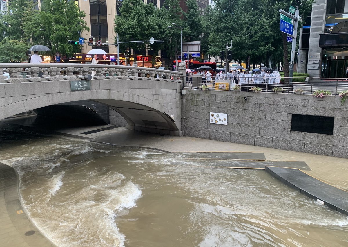 폭우로 인해 지난달 13일 오후 서울 종로구 청계천이 통제되고 있다. 기사와 직접적 관련 없는 참고사진. 뉴시스