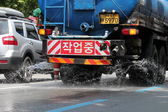 폭염이 이어진 31일 대구 도심에서 구청 살수차가 물을 뿌리며 뜨거워진 도로 열기를 식히고 있다. 2023.7.31/뉴스1 ⓒ News1