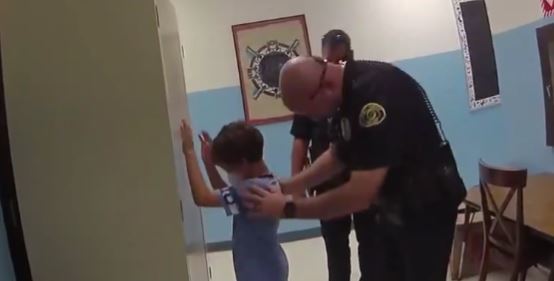 미국 플로리다주 키웨스트 경찰이 한 초등학교에서 교사를 때린 8세 학생의 몸수색을 하고 있다. 벤 크럼프 트위터 캡처