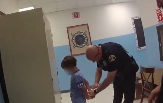 2018년 미국 플로리다주 키웨스트 경찰이 한 초등학교에서 교사를 때린 8세 학생에게 수갑을 채우고 있다. 벤 크럼프 트위터 캡처