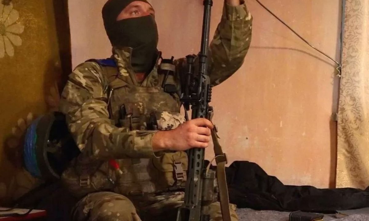 개인정비시간을 갖는 우크라이나군 저격수.BBC WORLD 유튜브 캡처