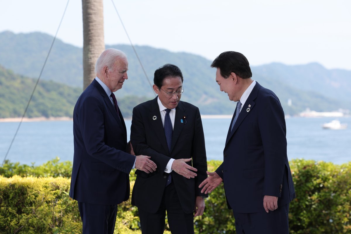 5월 21일 일본 히로시마에서 열린 주요 7개국(G7) 정상회의를 계기로 만난 한미일 정상. 왼쪽부터 조 바이든 미국 대통령과 기시다 후미오 일본 총리, 윤석열 대통령.  대통령실 제공