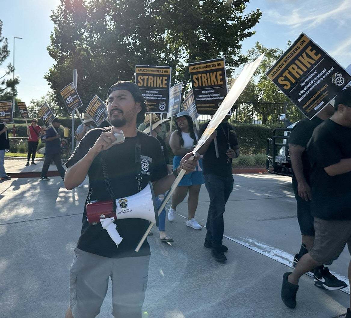 미국 아마존 배송 기사들이 지난달 미 캘리포니아주 팜데일에서 근무조건 개선을 요구하며 피켓 시위를 벌이고 있다. 미국화물노조 제공
