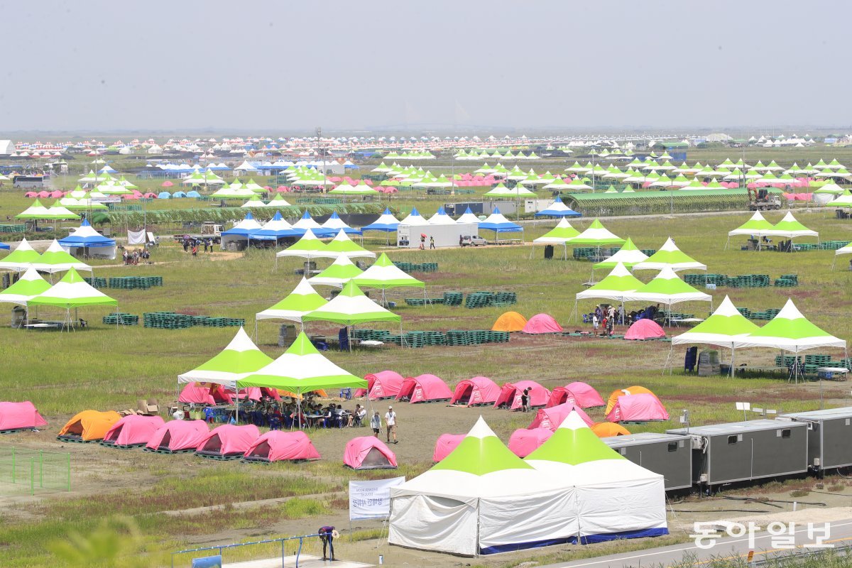 ‘2023 새만금 제25회 세계스카우트잼버리’가 열릴 전북 새만금 부지에 세계 각 나라에서 도착한 대원들이 속속 텐트를 설치하고 있다. 부안=박영철 기자 skyblue@donga.com