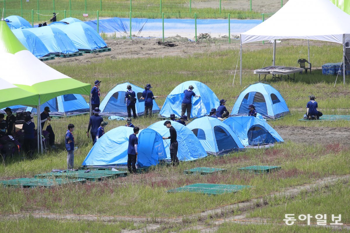 ‘2023 새만금 제25회 세계스카우트잼버리’가 열릴 전북 새만금 부지에 세계 각 나라에서 도착한 대원들이 속속 텐트를 설치하고 있다. 부안=박영철 기자 skyblue@donga.com