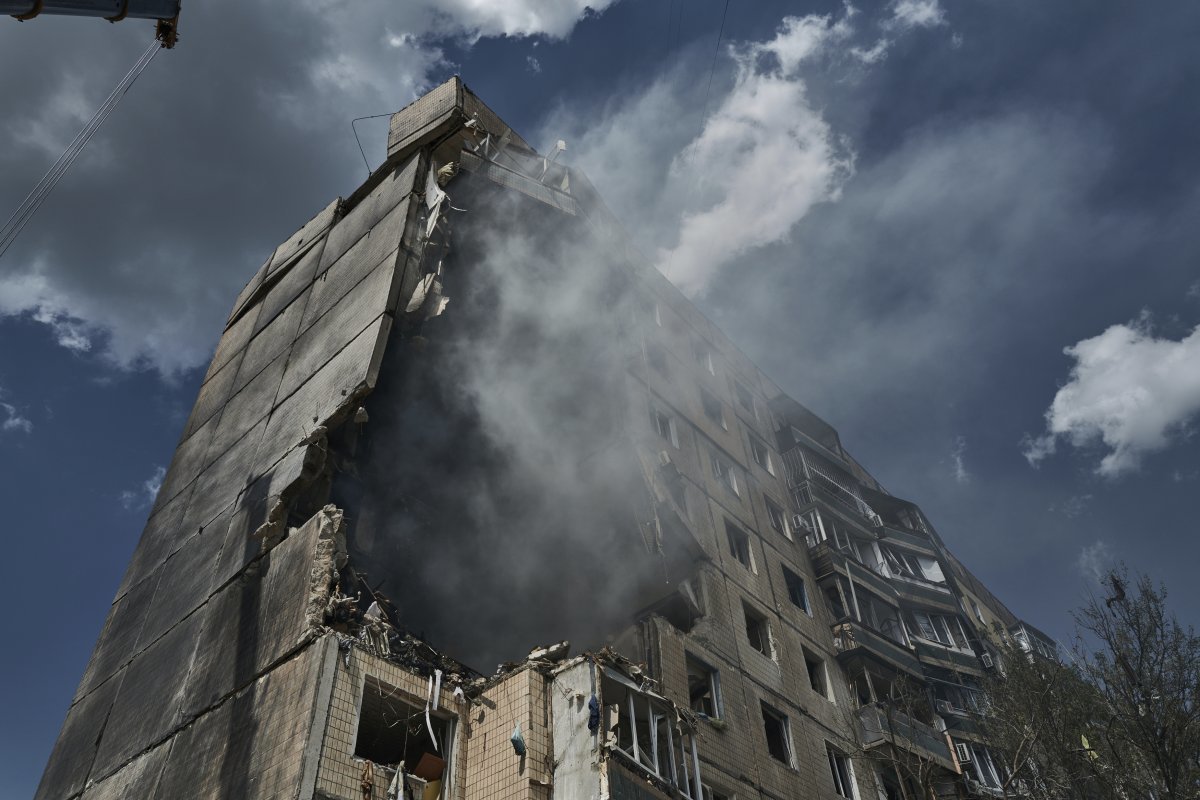 지난달 31일 우크라이나 중부 크리비리흐의 한 아파트가 러시아의 미사일 공격으로 크게 파손됐다.  크리비리흐=AP 뉴시스
