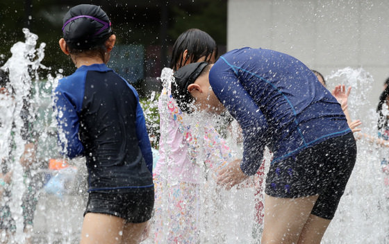 전국 대부분이 폭염 경보가 발효된 1일 서울 종로구 광화문 광장에서 아이들이 물놀이를 즐기며 더위를 식히고 있다. 2023.8.1/뉴스1 ⓒ News1