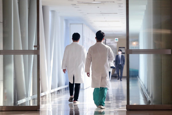한 대학병원에서 의료진이 발걸음을 옮기고 있다. 뉴스1 (기사와 직접적인 관련 없음)