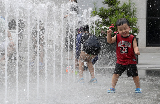 전국 대부분이 폭염 경보가 발효된 1일 서울 종로구 광화문 광장에서 아이들이 물놀이를 즐기며 더위를 식히고 있다. 2023.8.1/뉴스1