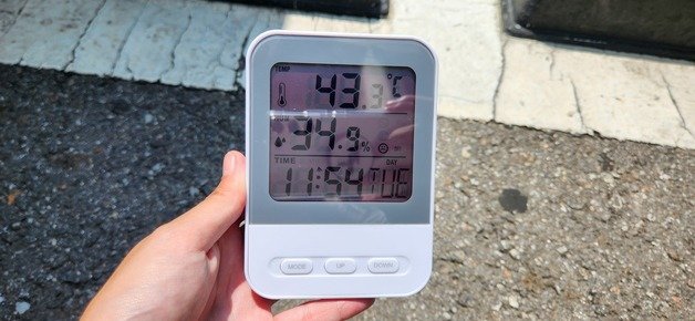 1일 낮 12시 서울 중구의 한 공영 주차장 표면 온도가 섭씨 43도를 넘어섰다.  2023.08.01 ⓒ 뉴스1