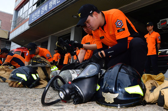 2일 오전 경북 포항북부소방서 덕산안전센터 119대원들이 아침 교대점검에서 방화복을 착용한 후 공기호흡기 등 인명구조와 화재 진압에 필요한 개인 장비를 점검하고 있다.2023.8.2/뉴스1