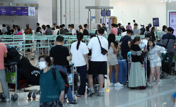 인천국제공항을 통해 해외로 떠나는 여행객들이 출국장에서 이동하고 있다./뉴스1