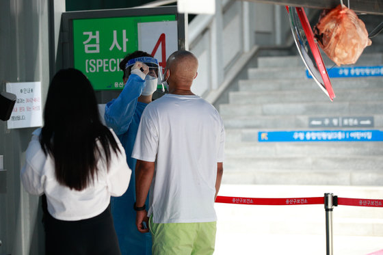 코로나19 일일 확진자가 6만명에 육박하며 5주째 증가세를 보이고 있는 1일 서울 용산구 보건소에 마련된 선별진료소에서 의료진이 검체를 채취하고 있다. 2023.8.1/뉴스1