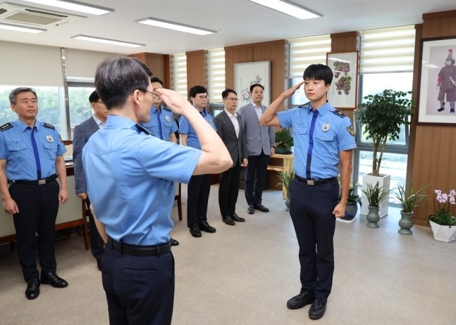 특별승급을 신고하는 임성규 순경. 동해해양경찰청 제공