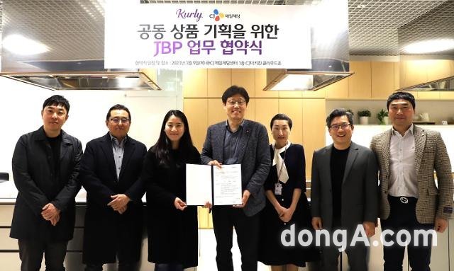 컬리와 CJ제일제당이 지난 3월 서울 중구 CJ제일제당 본사에서 공동 상품개발 위한 파트너십을 체결했다. 사진=컬리 제공