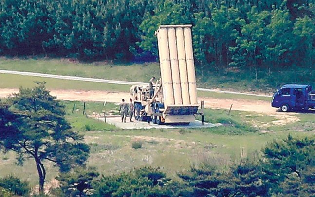 주한미군 관계자가 2021년 5월 경북 성주군 주한미군 사드(THAAD·고고도미사일방어체계) 기지에서 발사대를 점검하고 있다. 성주=뉴스1