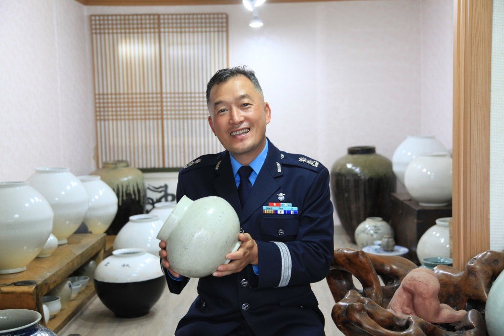 이종열 공군 교육사령부 교육대대장이 경남 진주 큰누나의 자택에 보관하고 있는 달항아리를 손에 들고 있다. 이종열 대대장 제공